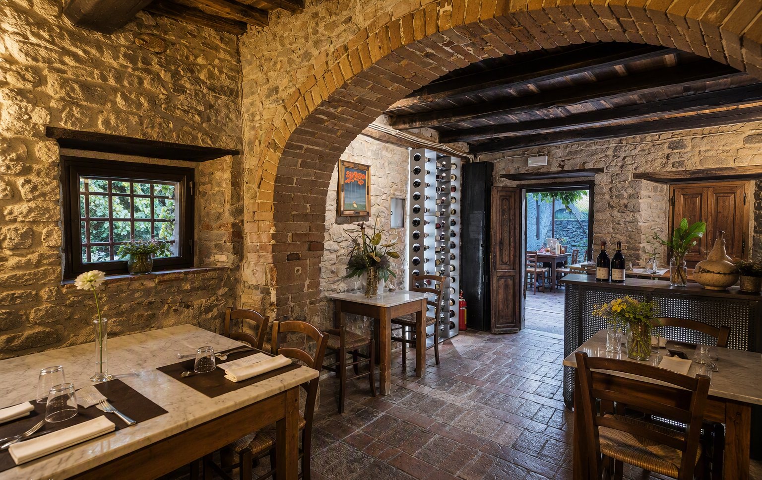 La sala con la volta in pietra e la riserva dei vini