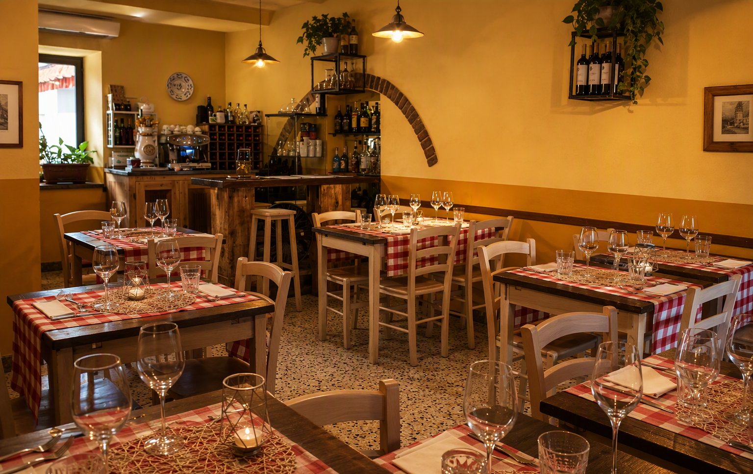 La sala gialla con i tavoli in legno